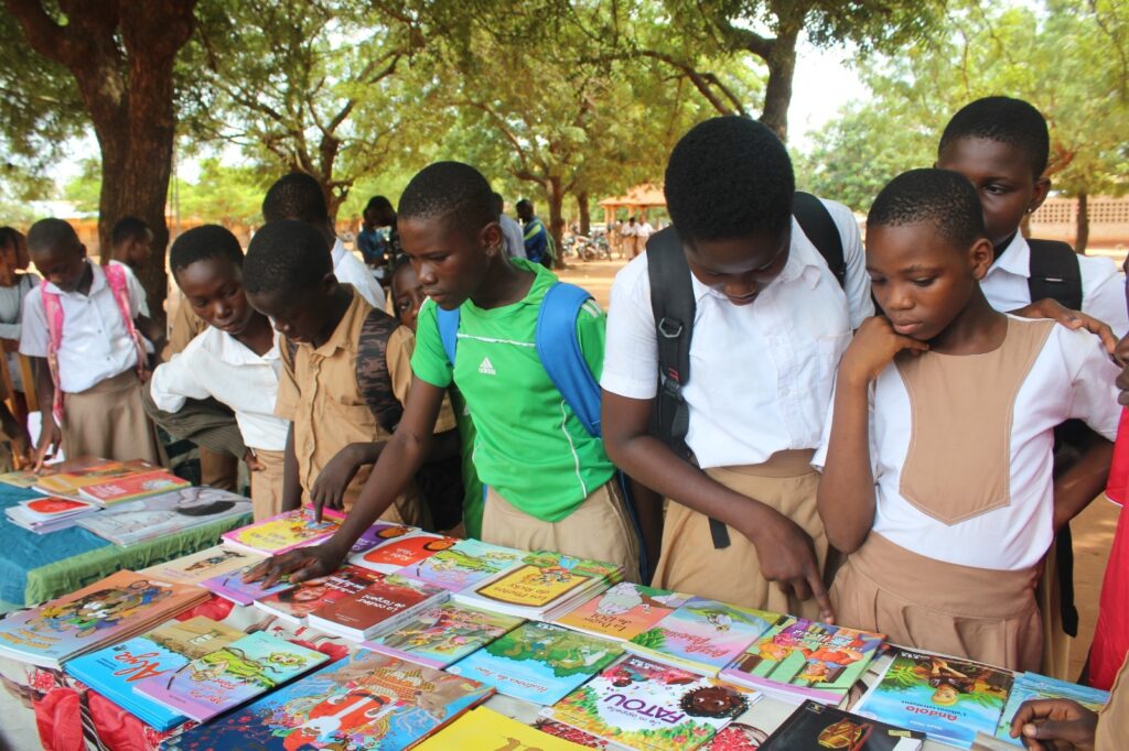La caravane du livre fait son retour au Togo eleves devant livrrs